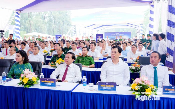 Các đại biểu tham dự Lễ khởi công kỹ thuật Dự án Khu nghỉ dưỡng La Brise với tổng vốn đầu tư hơn 2.150 tỷ đồng. Ảnh: Phạm Bằng