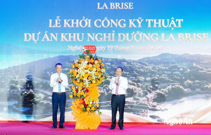 Thay mặt lãnh đạo tỉnh, đồng chí Bùi Thanh An - Phó Chủ tịch Thường trực UBND tỉnh tặng hoa chúc mừng chủ đầu tư, ghi nhận dấu mốc khởi đầu đầy triển vọng cũng như gửi gắm niềm tin và kỳ vọng vào sự thành công của Khu nghỉ dưỡng La Brise. Ảnh: Phạm Bằng