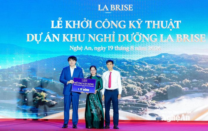 Công ty TNHH MTV Sunwin trao tặng 1 tỷ đồng để xây dựng nhà tình nghĩa và nâng cấp nhà văn hóa cho địa phương. Ảnh: Phạm Bằng