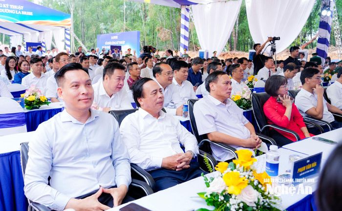 Các đại biểu tham dự Lễ khởi công kỹ thuật Dự án Khu nghỉ dưỡng La Brise với tổng vốn đầu tư hơn 2.150 tỷ đồng. Ảnh: Phạm Bằng