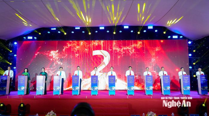Các đồng chí lãnh đạo, đại biểu thực hiện nghi thức bấm nút Lễ khởi công kỹ thuật Dự án Khu nghỉ dưỡng La Brise. Ảnh: Phạm Bằng