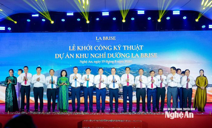 Các đồng chí lãnh đạo, đại biểu dự Lễ khởi công kỹ thuật Dự án Khu nghỉ dưỡng La Brise. Ảnh: Phạm Bằng