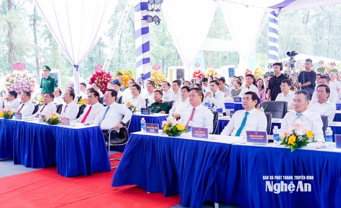 Các đại biểu Trung ương, tỉnh Nghệ An dự Lễ khởi công kỹ thuật Dự án Khu nghỉ dưỡng La Brise với tổng vốn đầu tư hơn 2.150 tỷ đồng. Ảnh: Phạm Bằng