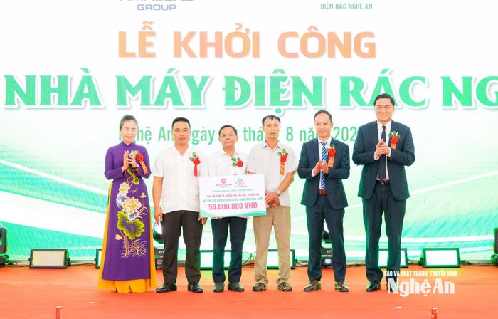 Đại diện nhà đầu tư trao hỗ trợ xây dựng Nhà Văn hóa xóm La Nham, xã Hải Lộc. Ảnh: T.L