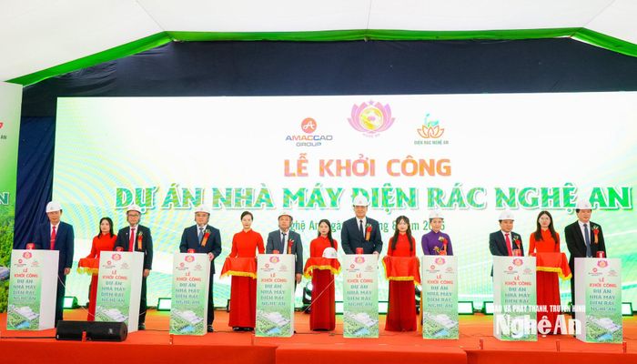 Các đại biểu thực hiện nghi thức khởi công. Ảnh: T.L