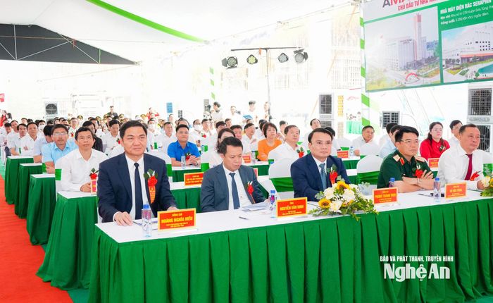 Các đồng chí lãnh đạo tỉnh, nhà đầu tư tham dự Lễ khởi công. Ảnh: T.L