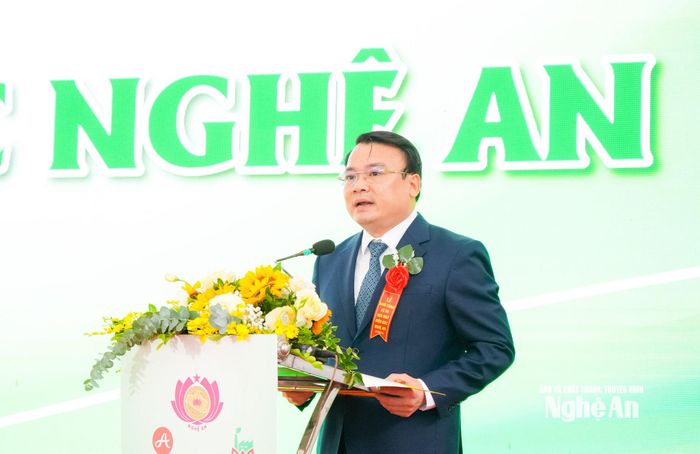 Phó Chủ tịch UBND tỉnh Phùng Thành Vinh phát biểu tại buổi lễ. Ảnh: T.L