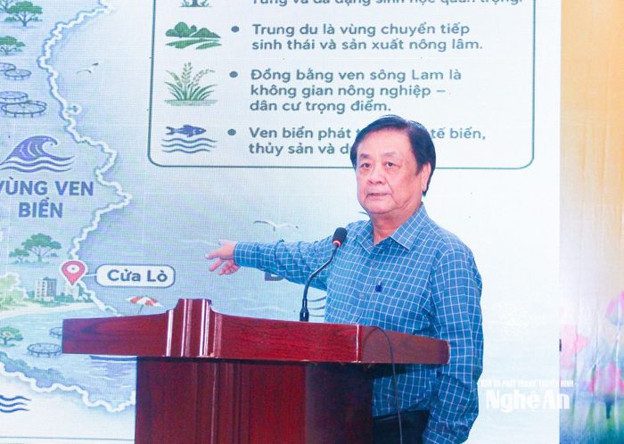 Đồng chí Lê Minh Hoan - nguyên Phó Chủ tịch Quốc hội, nguyên Bộ trưởng Bộ Nông nghiệp và Phát triển nông thôn giới thiệu cuốn sách "Kiến giải Nghệ An - Tư duy lại nông nghiệp, nông dân, nông thôn và phát triển bền vững". Ảnh: Mai Hoa