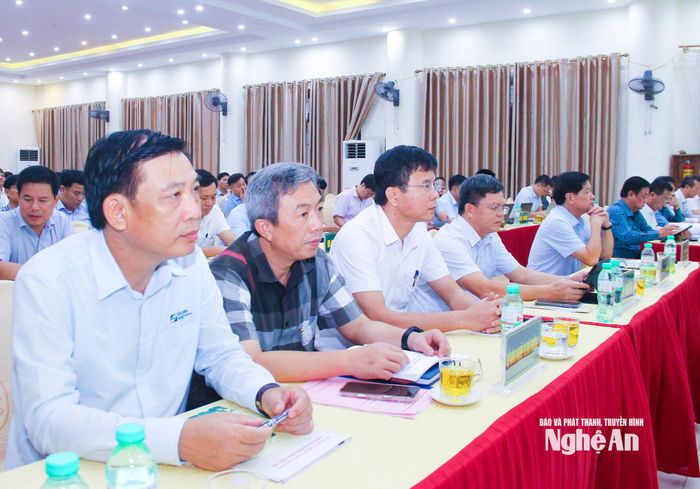 Lãnh đạo Sở Nông nghiệp và Môi trường cùng các đơn vị trực thuộc tham gia hội nghị. Ảnh: Mai Hoa