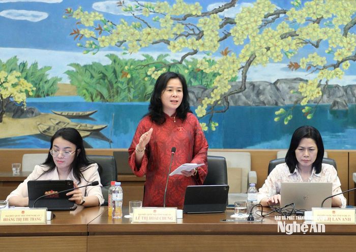 ĐBQH Lê Thị Hoài Chung - Giám đốc Sở Y tế phát biểu thảo luận tổ. Ảnh: Khánh Duy
