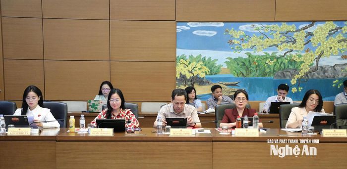 Đại biểu Quốc hội đoàn tỉnh Nghệ An tham gia thảo luận tổ. Ảnh: Khánh Duy