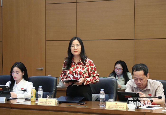 ĐBQH Nguyễn Thị Minh Tú - Giám đốc Trung tâm Khoa học xã hội và Nhân văn, Sở Khoa học và Công nghệ tỉnh phát biểu thảo luận tổ. Ảnh: Khánh Duy