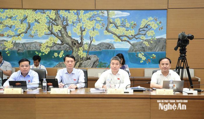 Đại biểu Quốc hội tỉnh Nghệ An dự thảo luận tổ. Ảnh: Khánh Duy