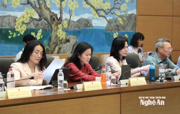 Đại biểu Quốc hội đoàn tỉnh Nghệ An phát biểu thảo luận tổ. Ảnh: Khánh Duy