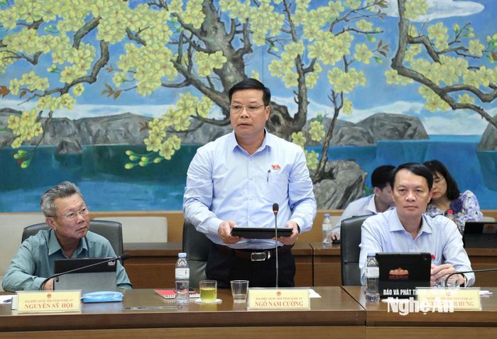 ĐBQH Ngô Nam Cường - Phó Tư lệnh Quân khu 4 tham gia phiên thảo luận tổ. Ảnh: Khánh Duy
