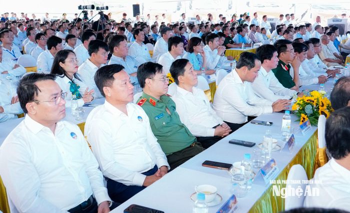 Các đại biểu dự Lễ khởi công Dự án tổ hợp nhà ở, thương mại dịch vụ Trường Vinh. Ảnh: Phạm Bằng