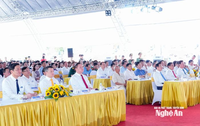 Các đồng chí lãnh đạo, đại biểu Trung ương, Quân khu 4, tỉnh Nghệ An dự Lễ khởi công Dự án tổ hợp nhà ở, thương mại dịch vụ Trường Vinh. Ảnh: Phạm Bằng
