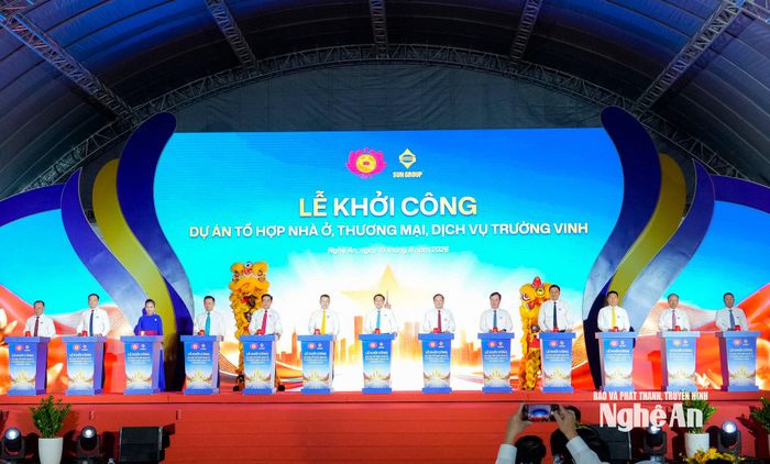 Các đồng chí lãnh đạo, đại biểu Trung ương, Quân khu 4, tỉnh Nghệ An bấm nút khởi công Dự án tổ hợp nhà ở, thương mại dịch vụ Trường Vinh. Ảnh: Phạm Bằng