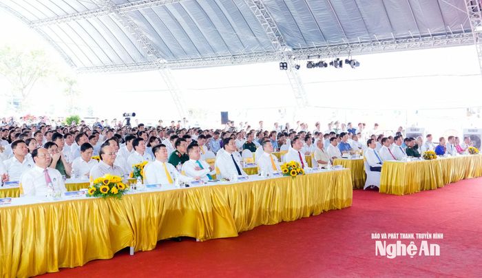 Các đồng chí lãnh đạo, đại biểu Trung ương, Quân khu 4, tỉnh Nghệ An dự Lễ khởi công Dự án tổ hợp nhà ở, thương mại dịch vụ Trường Vinh. Ảnh: Phạm Bằng