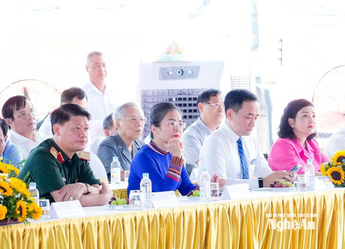Các đồng chí lãnh đạo, đại biểu Quân khu 4, tỉnh Nghệ An dự Lễ khởi công Dự án tổ hợp nhà ở, thương mại dịch vụ Trường Vinh. Ảnh: Phạm Bằng