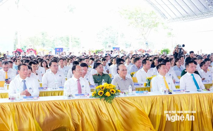 Các đại biểu dự Lễ khởi công Dự án tổ hợp nhà ở, thương mại dịch vụ Trường Vinh. Ảnh: Phạm Bằng