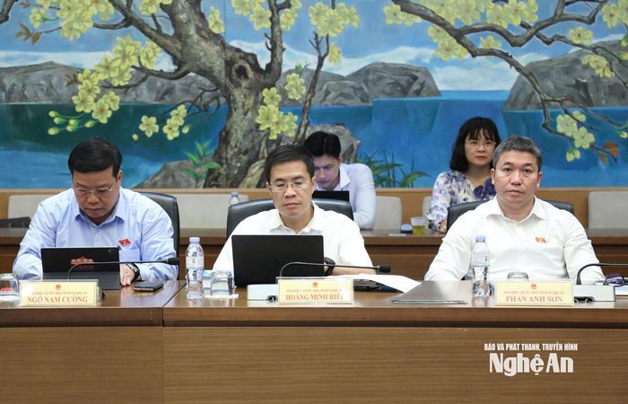 Đại biểu Quốc hội tỉnh Nghệ An dự thảo luận tổ. Ảnh: Khánh Duy