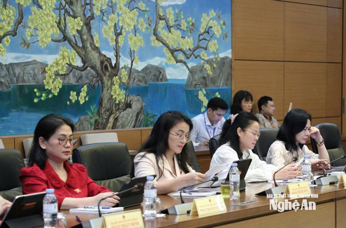 Đại biểu Quốc hội tỉnh Nghệ An dự thảo luận tổ. Ảnh: Khánh Duy