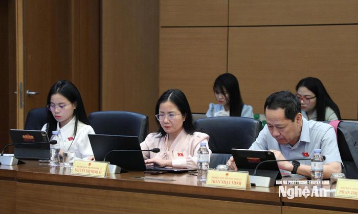 Đại biểu Quốc hội tỉnh Nghệ An dự thảo luận tổ. Ảnh: Khánh Duy
