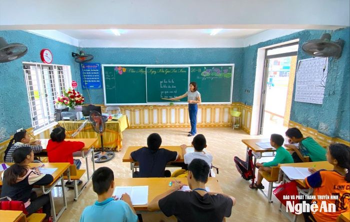 Một tiết học của học sinh khuyết tật tại Trung tâm Giáo dục - Dạy nghề người khuyết tật tỉnh Nghệ An. Ảnh: Mỹ Hà