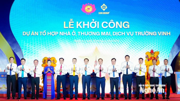 Các đồng chí lãnh đạo, đại biểu Trung ương, Quân khu 4, tỉnh Nghệ An, nhà đầu tư chụp ảnh lưu niệm tại Lễ khởi công Dự án tổ hợp nhà ở, thương mại dịch vụ Trường Vinh. Ảnh: Phạm Bằng