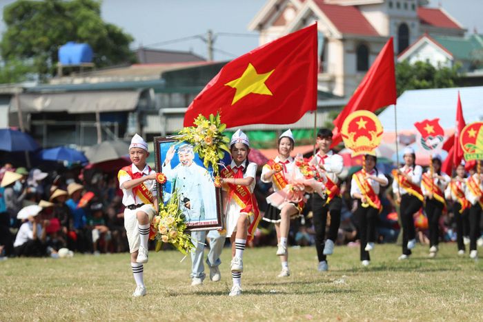 Học sinh xã Đức Châu duyệt Đội chào mừng Ngày Cách mạng tháng Tám và Quốc khánh 2/9. Ảnh: Hải Hoàng