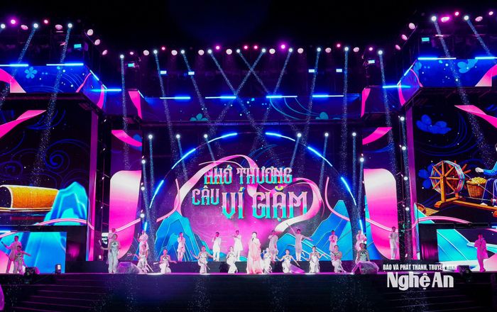 Chương trình gồm nhiều bài hát nổi tiếng mang âm hưởng Dân ca của xứ Nghệ. Ảnh: Phạm Bằng
