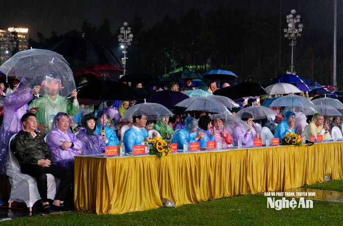 Các đồng chí lãnh đạo, đại biểu dự chương trình nghệ thuật: "Nghệ An - nơi ánh dương bừng sáng". Ảnh: Phạm Bằng