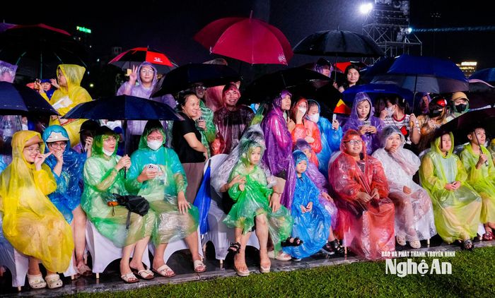 Đông đảo nhân dân đội mưa thưởng thức chương trình nghệ thuật: "Nghệ An - nơi ánh dương bừng sáng". Ảnh: Phạm Bằng
