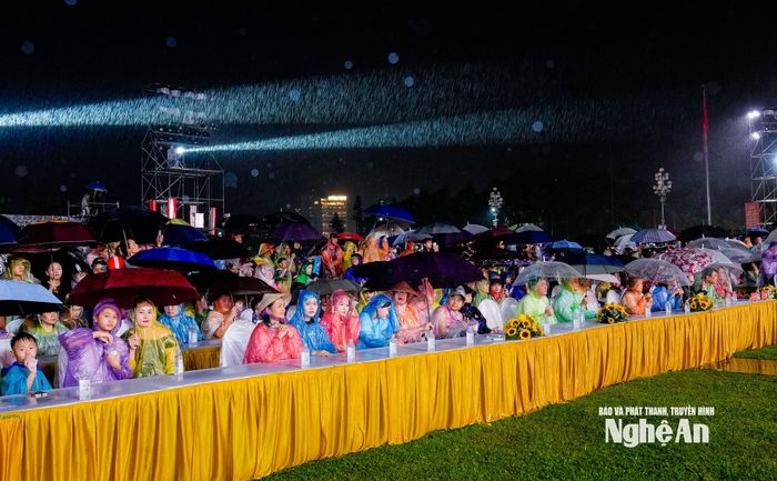 Đông đảo nhân dân đội mưa thưởng thức chương trình nghệ thuật: "Nghệ An - nơi ánh dương bừng sáng". Ảnh: Phạm Bằng