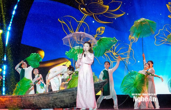 Chương trình nghệ thuật: "Nghệ An - nơi ánh dương bừng sáng" gồm 3 chương tôn vinh những giá trị tinh hoa văn hóa của xứ Nghệ cũng như tình yêu quê hương, đất nước. Ảnh: Phạm Bằng