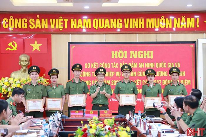 Thiếu tướng Nguyễn Xuân Thao - Giám đốc Công an tỉnh trao giấy khen cho các tập thể có thành tích xuất sắc trong thực hiện nhiệm vụ.