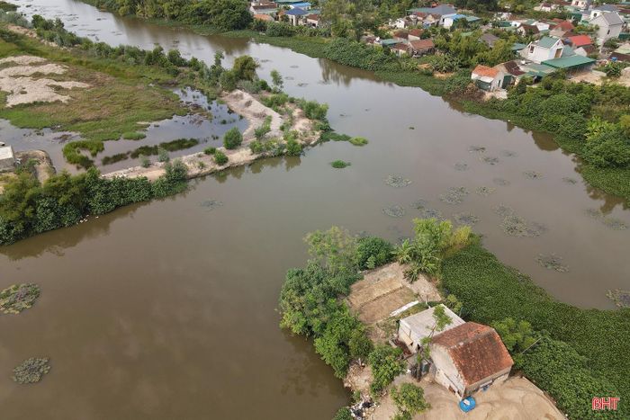 Tình trạng lấn chiếm lòng sông Én qua thôn Hồng Quang, xã Tùng Lộc đã diễn ra suốt thời gian dài.