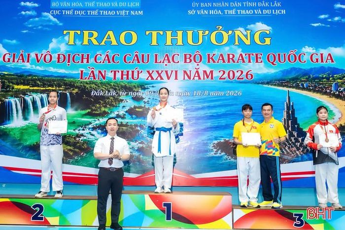 Ban Tổ chức trao HCV cho VĐV Trịnh Thị Phương Thảo (hạng cân 56kg, lứa tuổi 12-14).