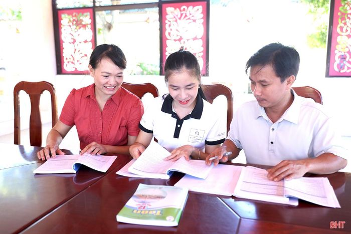 Giáo viên Trường THPT Cù Huy Cận trao đổi công tác chuyên môn trước thềm năm học 2026 - 2027.