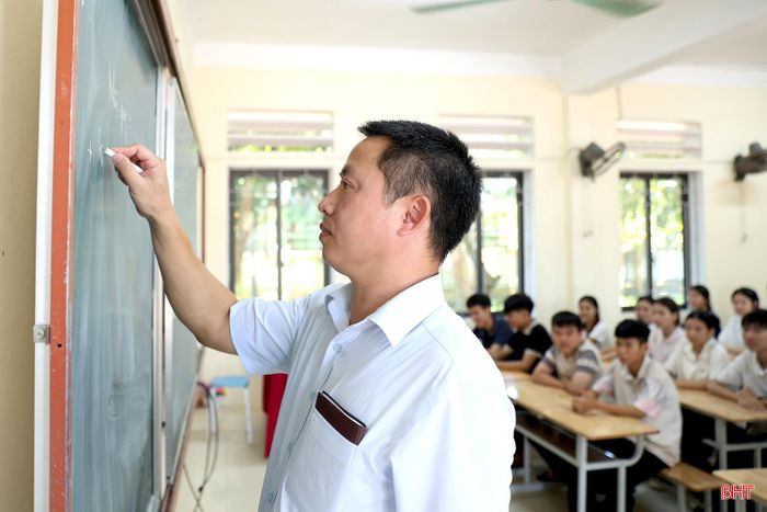 Cùng với việc rà soát các công việc thực hiện chủ trương sắp xếp trường học, Trường THPT Cù Huy Cận đã chủ động triển khai kế hoạch năm học mới, phân công chuyên môn, đón học sinh lớp 10...