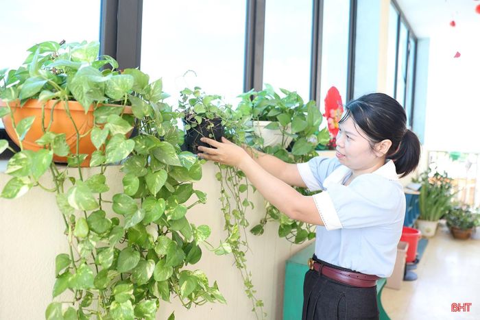 Giáo viên Trường Mầm non An Dũng (xã Đức Thịnh) trang trí lại lớp học, chỉnh trang khuôn viên để chuẩn bị đón học sinh trở lại trường học sau những tháng nghỉ hè.