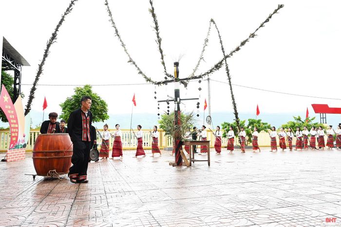 Sau khi trưởng bản đánh trống khai hội, bà con dân bản sẽ cung nghinh lễ vật về cột lễ để mời thần sông, thần núi và linh hồn những người đã khuất về dự lễ và hưởng dùng lễ vật dâng cúng.