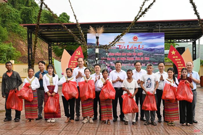 Tổng giá trị các phần quà trao tặng bà con bản Rào Tre trong dịp này khoảng 100 triệu đồng.