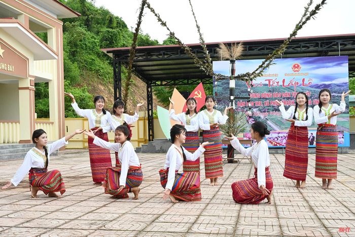 Tết Lấp lỗ năm nay diễn ra trong không khí hứng khởi với nhiều tiết mục văn nghệ đặc sắc.