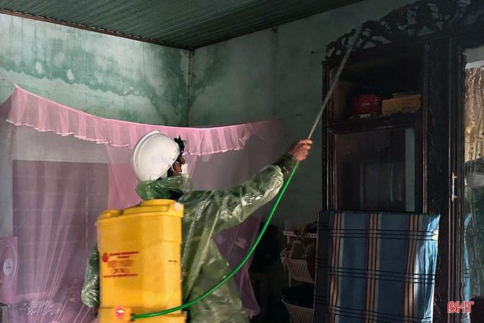 Phun hóa chất diệt muỗi cho các hộ dân xung quanh khu vực có bệnh nhân mắc sốt xuất huyết.