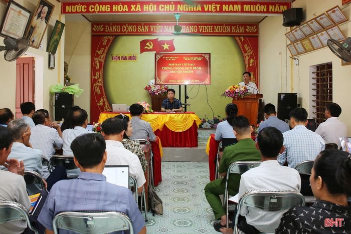 Đoàn công tác CDC Hà Tĩnh làm việc với BCĐ phòng chống dịch xã Kỳ Hoa.
