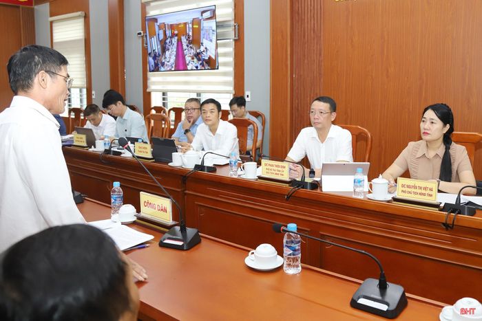 Đồng chí Chủ tịch UBND tỉnh nghe công dân trình bày ý kiến.
