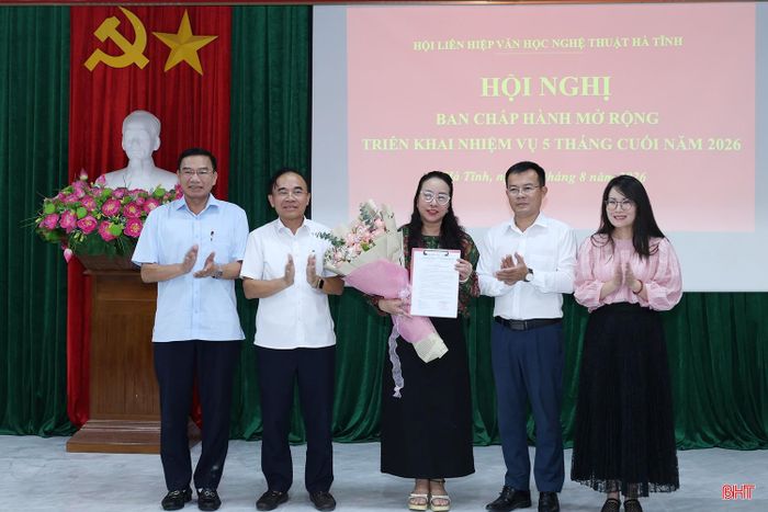 Lãnh đạo Ban Tuyên giáo và Dân vận Tỉnh ủy, Hội Liên hiệp Văn học nghệ thuật Hà Tĩnh trao quyết định bổ nhiệm Phó Tổng Biên tập phụ trách Tạp chí Hồng Lĩnh cho bà Trần Thị Quỳnh Nga...