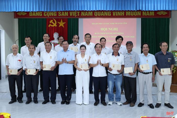 Trao kỷ niệm chương Vì sự nghiệp văn học nghệ thuật Việt Nam cho hội viên Hội Liên hiệp Văn học nghệ thuật Hà Tĩnh.